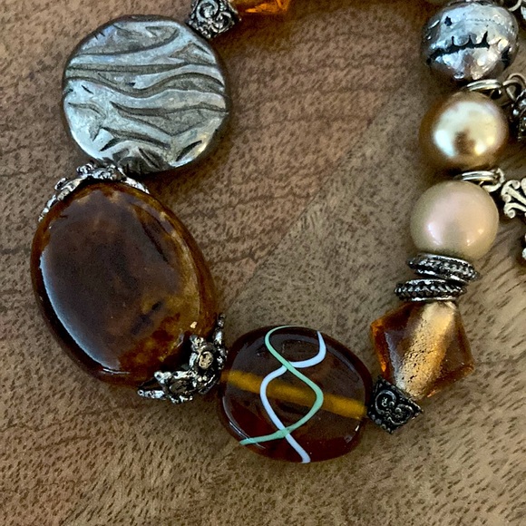 Beaded neutral tone charm bracelet - Picture 4 of 5